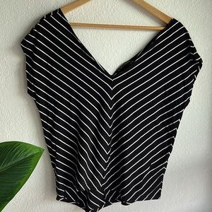 Victoria’s Secret Black & White V Neckline Top sz Small